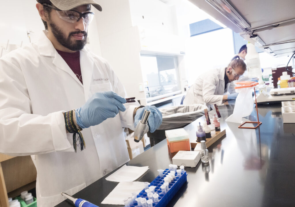 Two CSN students at the lab bench